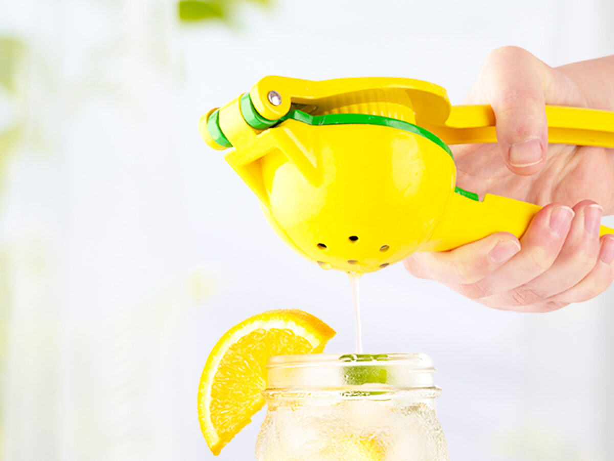 This Metal 2-in-1 Lemon Squeezer extracts every drop of juice