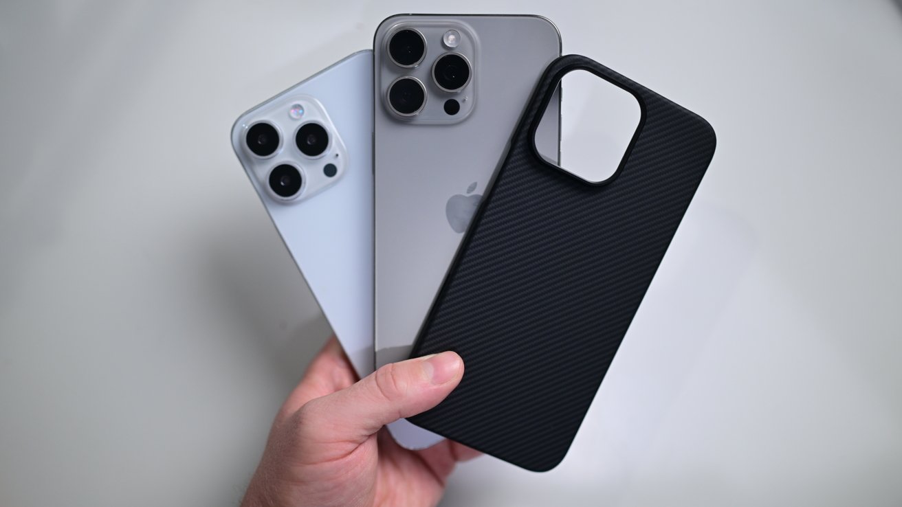 Comparing the sizes of iPhone 16 Pro Max and iPhone 15 Pro Max