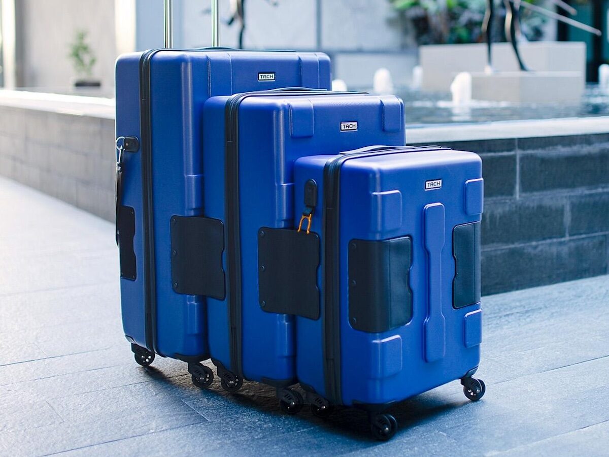 Connectable luggage so you can handle multiple bags at once