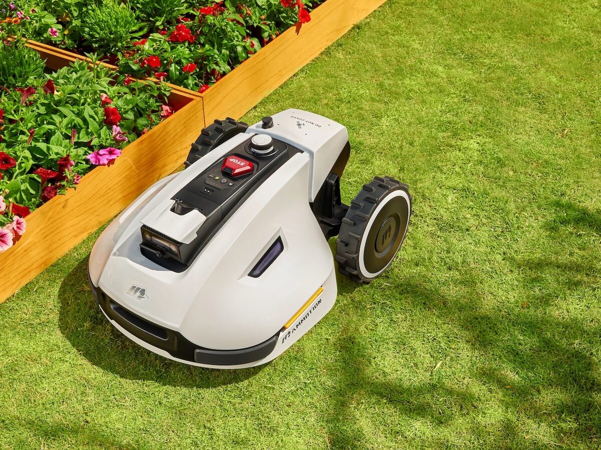 This robot mower ensures inch-level accuracy!