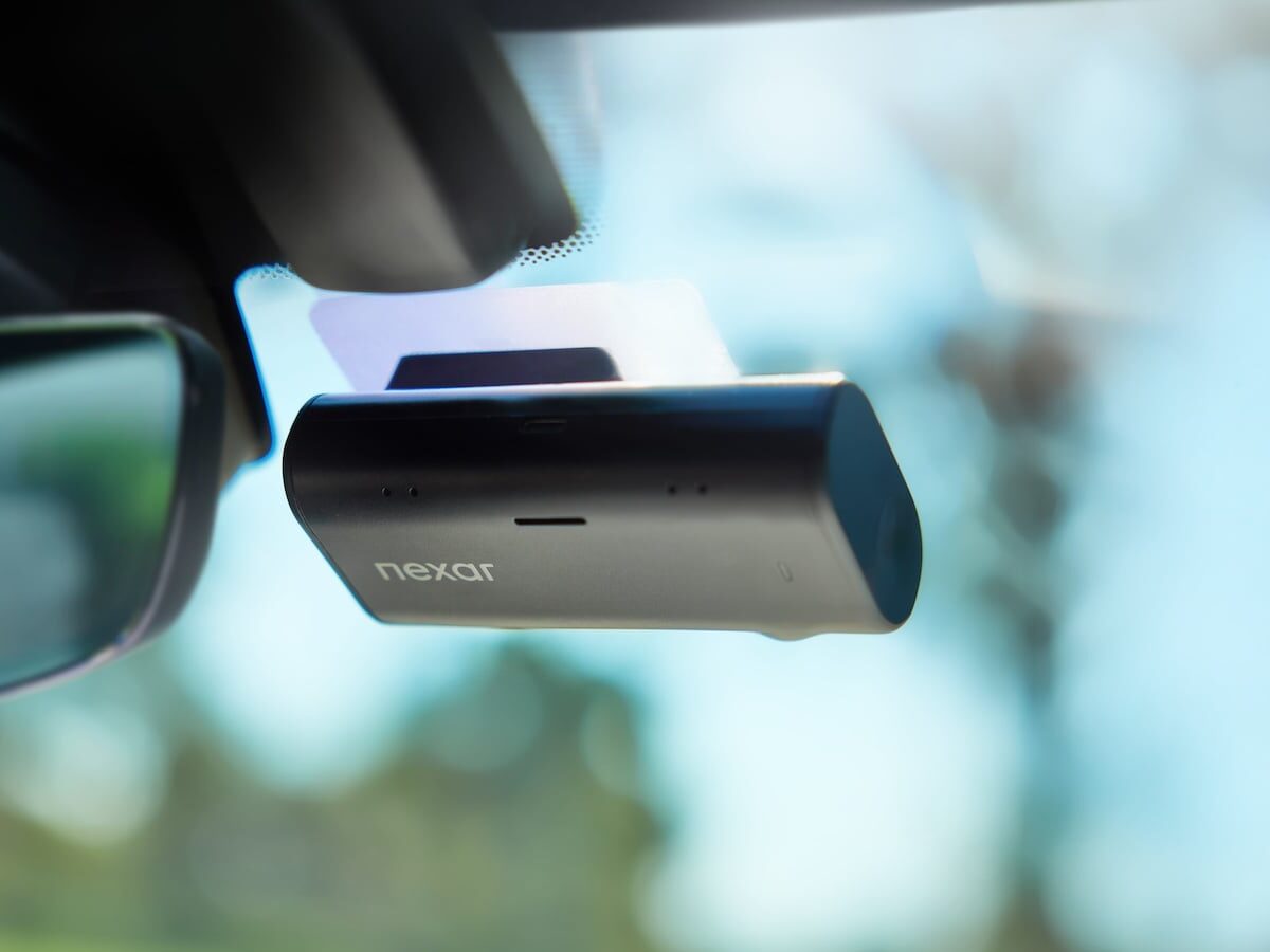 This mini dash cam protects your journey with AI features