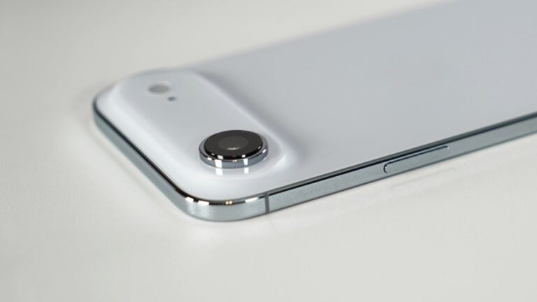 66415-139283-65764-137738-iPhone-Air-camera-side-xl-xl.jpg