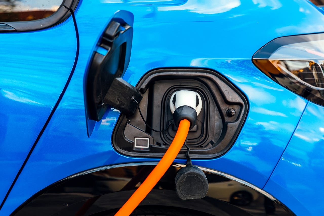 evcharging-gettyimages-1803954316.jpg