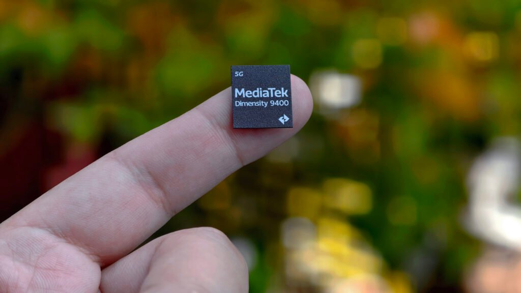 MediaTek-Dimensity-9400-chip-on-finger-edited-scaled.jpg