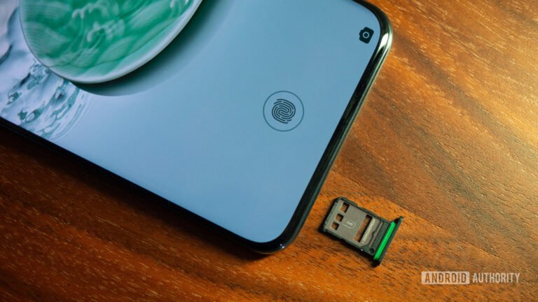 honor-90-emerald-green-sim-card-tray-ejected-scaled.jpg