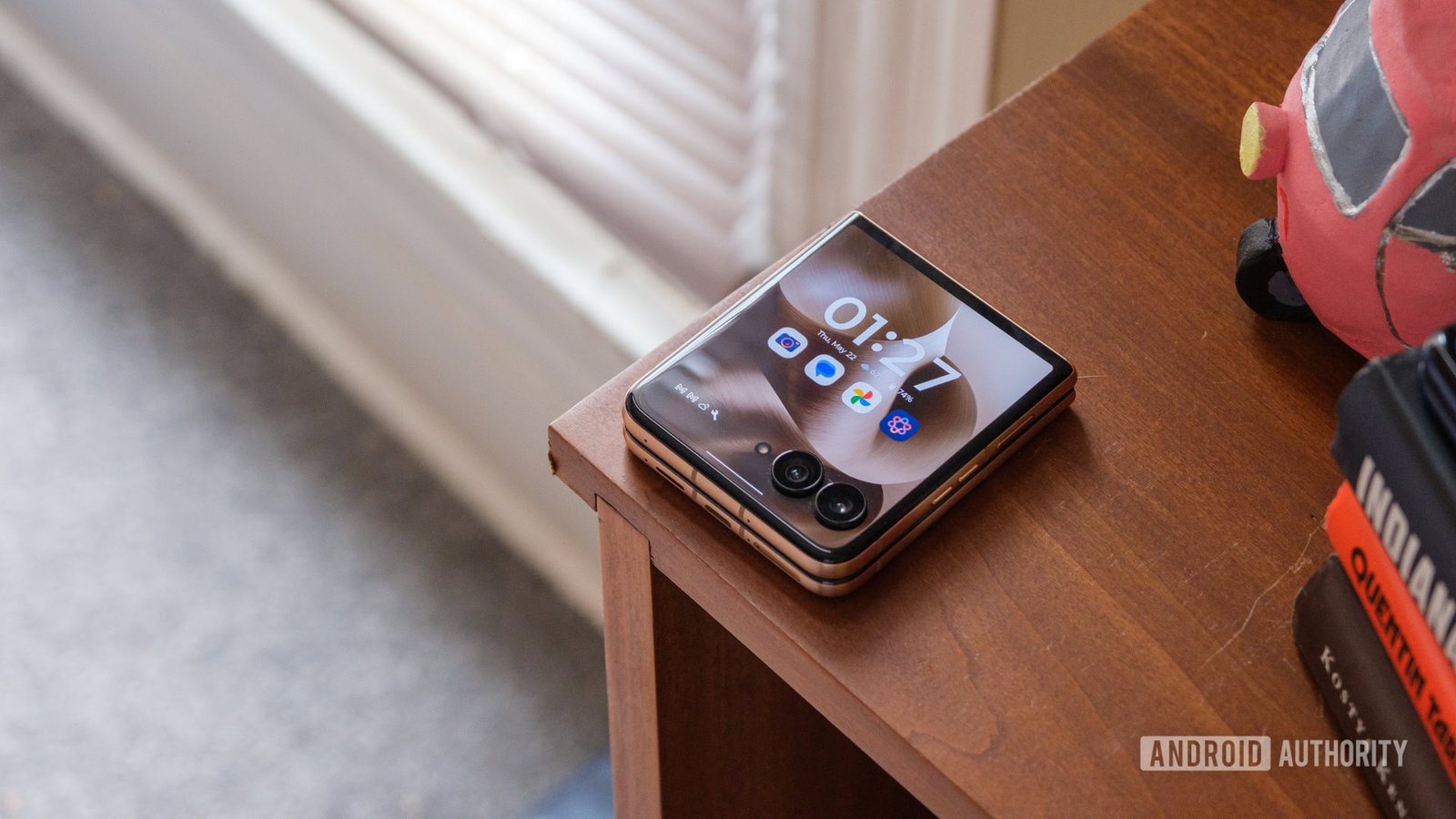 Motorola-Razr-Ultra-on-bookshelf.jpg