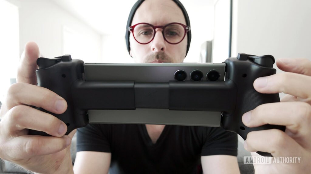 Razer-Kishi-Ultra-With-Phone-Being-Played-by-Man.jpg