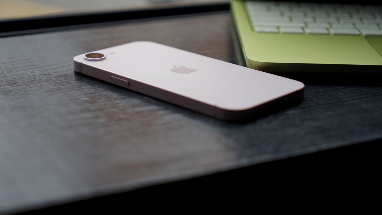 68416-144179-iPhone-17e-pink-MacBook-Neo-citrus-xl.jpg