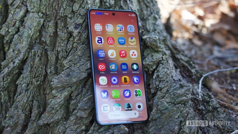 samsung-galaxy-s26-base-review-display-on-scaled.jpg