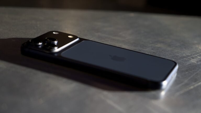 68504-144339-iPhone-17-Pro-Max-facedown-camera-bar-xl.jpg
