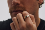 oura-ring-5-lifestyle-6-gold.png