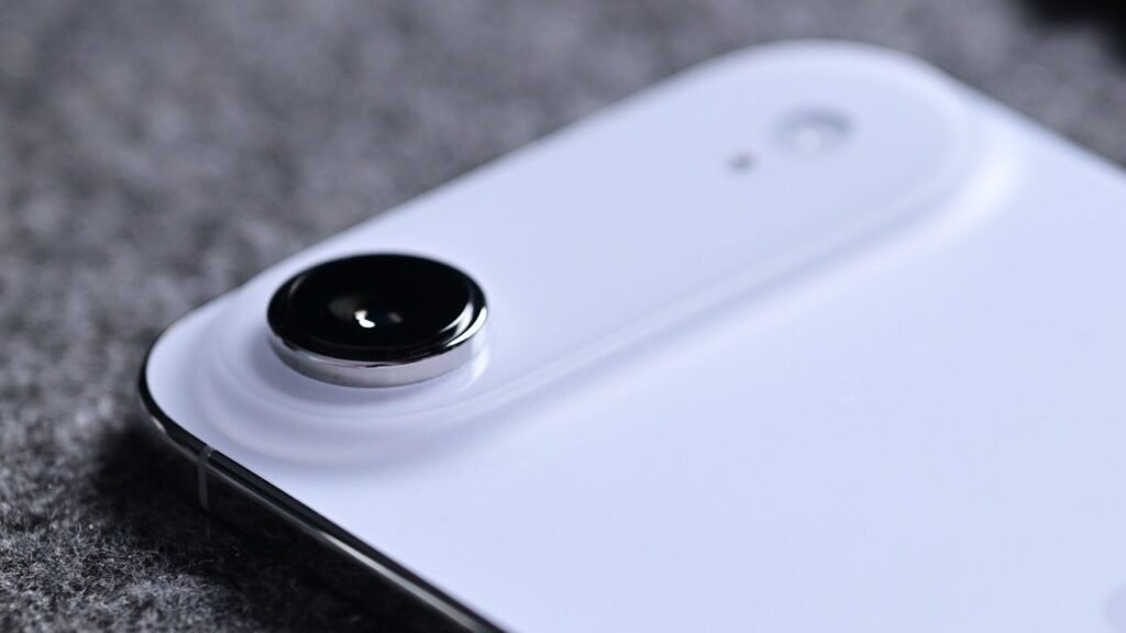 68882-145113-iPhone-Air-camera-plateau-close-up-xl.jpg