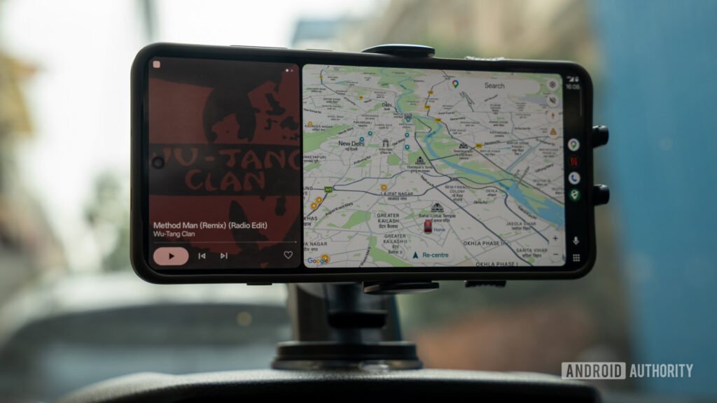 Android-Auto-open-headunit-on-a-phone-with-maps-wide-open.jpg