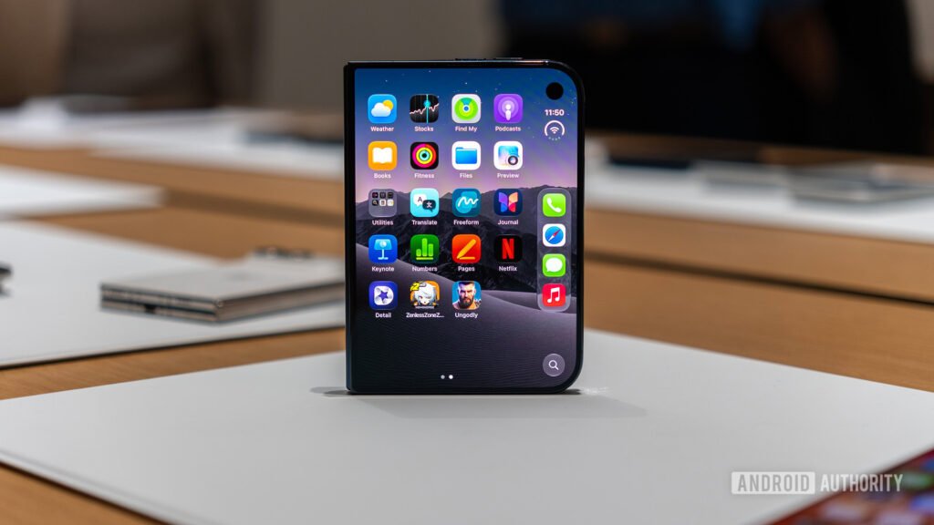 Apple-iPhone-Duo-Hands-On-Cover-display-on-iOS-27-home-screen.jpg