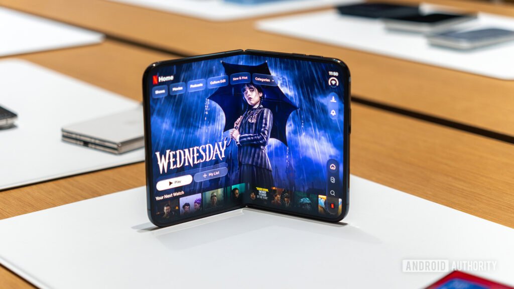 Apple-iPhone-Duo-Hands-On-Netflix-on-inner-display_1.jpg