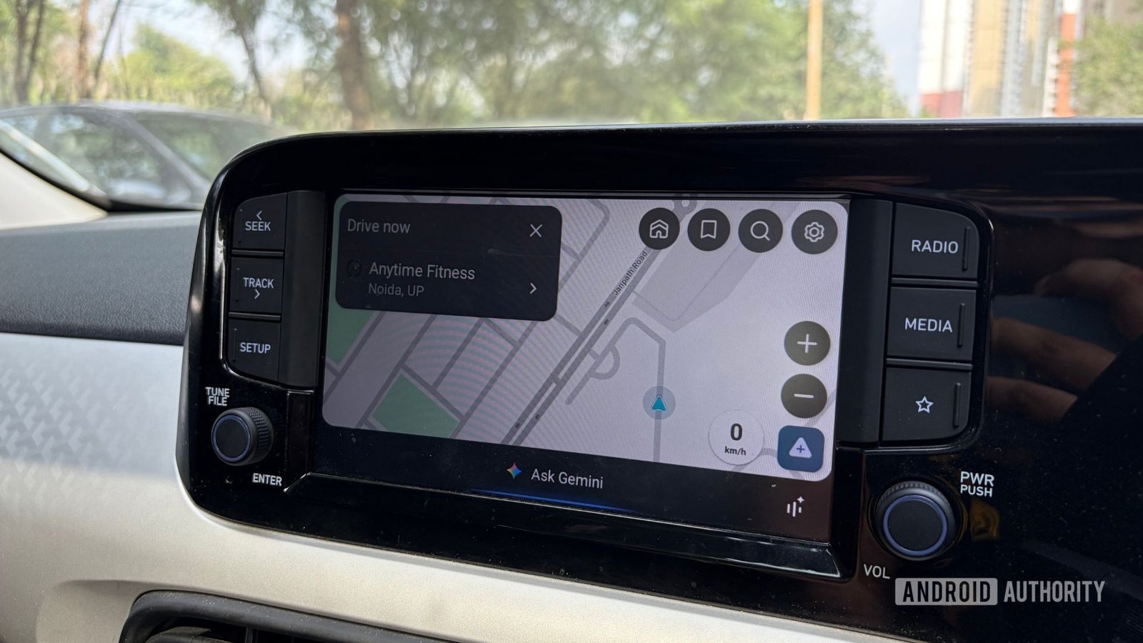 Ask-Gemini-feature-on-Waze-on-Android-Auto-dashboard.jpg