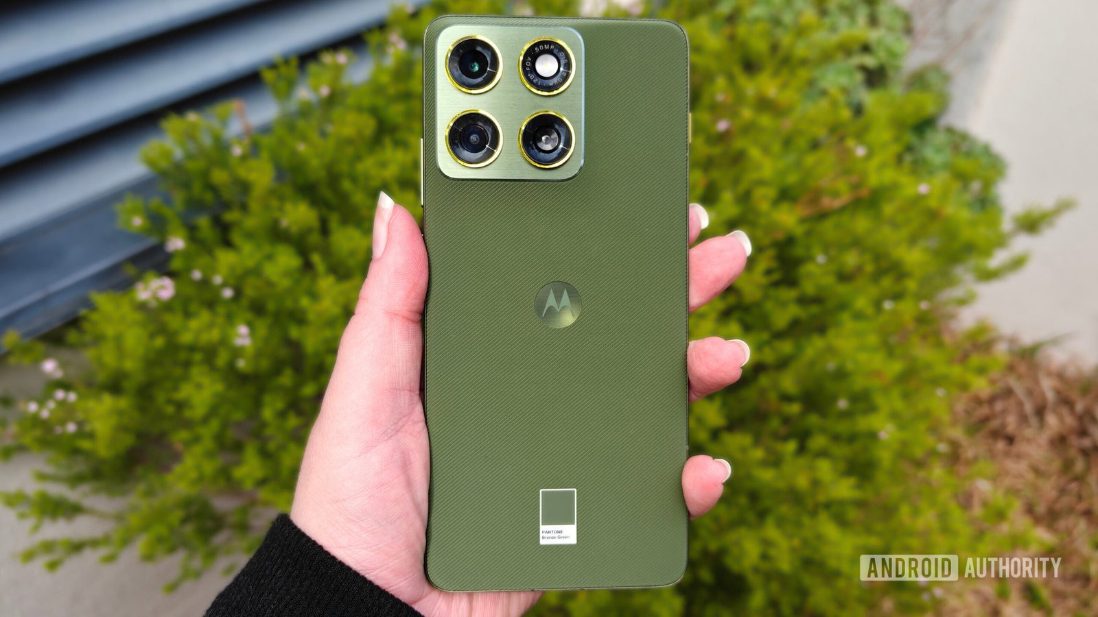 the-back-of-the-motorola-edge-70-scaled.jpg