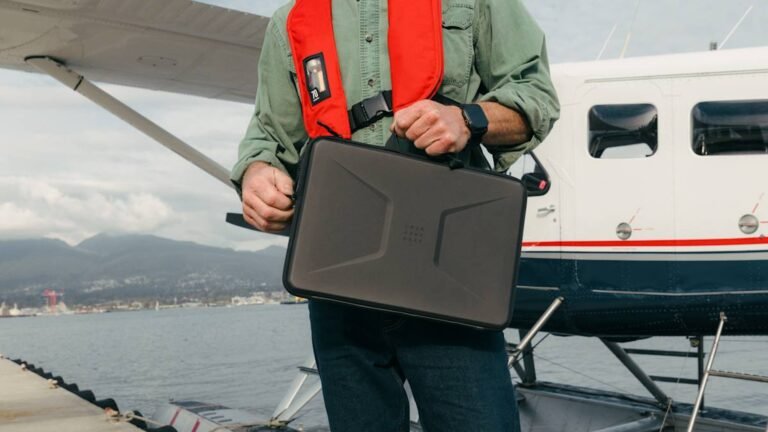 uag-civilian-large-shock-sleeve-with-handle-laptop-sleeve-01.jpg