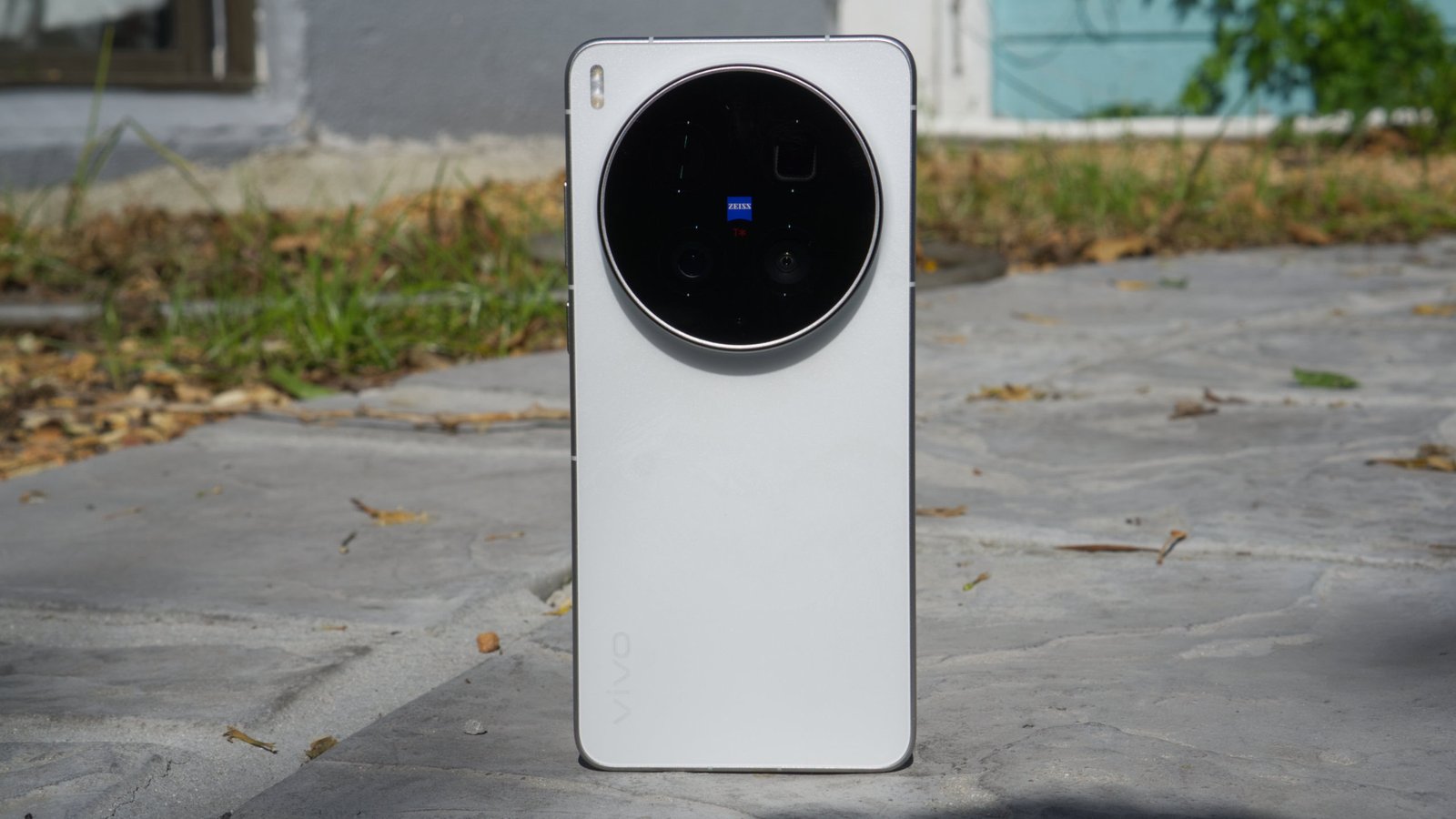 vivo-X300-Ultra-showing-rear-cover.jpg